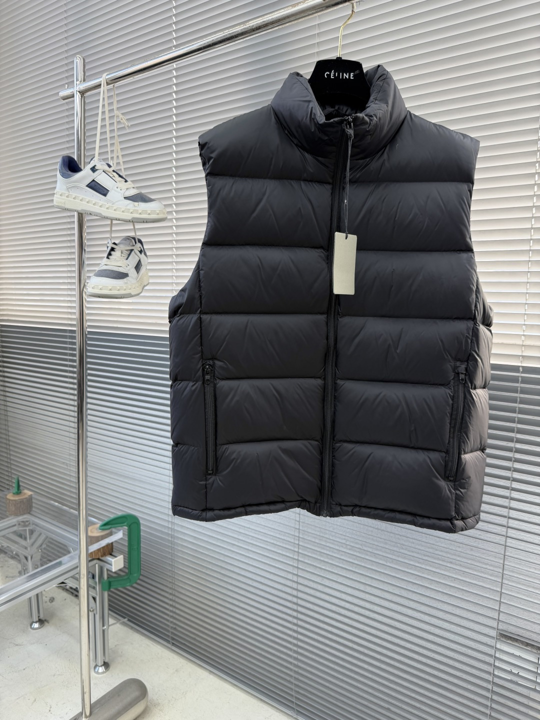 -Balenciag 25fw后背徽标LOGO羽绒马甲技术防撕裂面料。采用了技术防撕裂面料，确保了衣物在