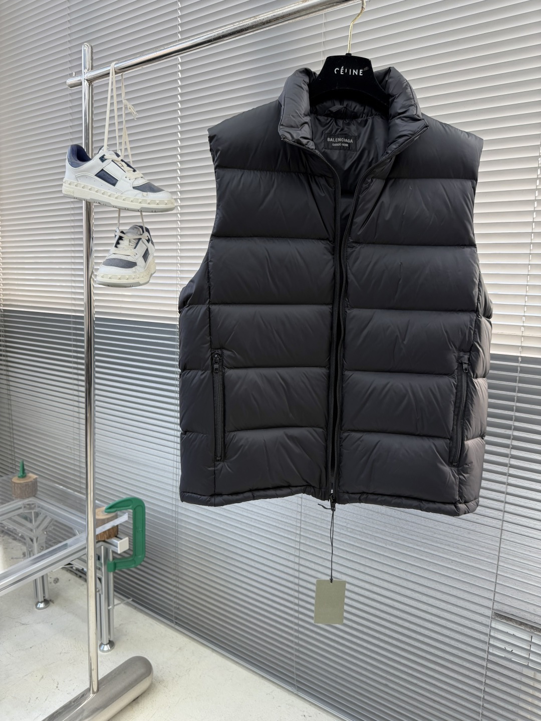 -Balenciag 25fw后背徽标LOGO羽绒马甲技术防撕裂面料。采用了技术防撕裂面料，确保了衣物在