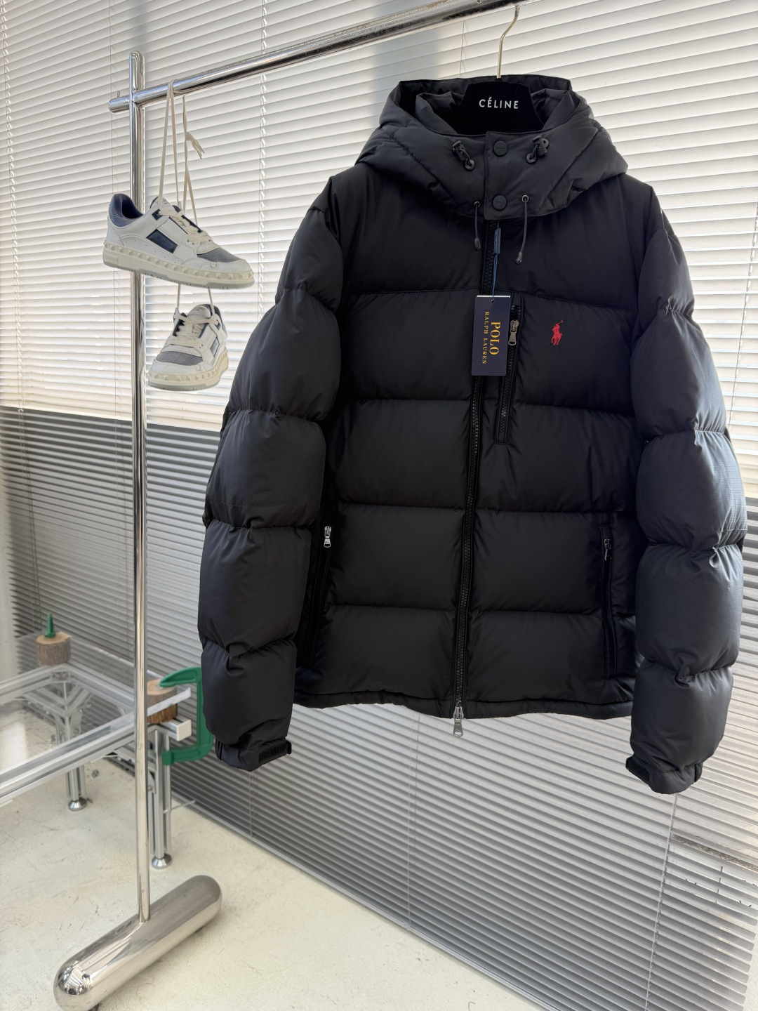 -拉夫劳伦 经典红标羽绒服尼龙面料具有良好的防风防水性能，能有效阻挡外界风雨侵入 保持内部干爽，适合在潮