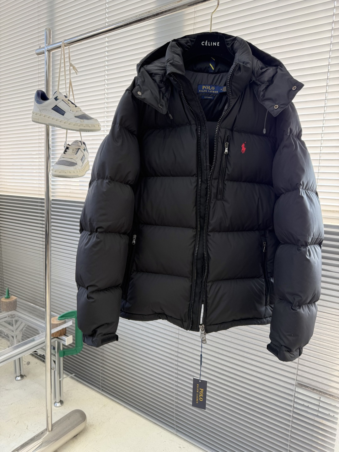 -拉夫劳伦 经典红标羽绒服尼龙面料具有良好的防风防水性能，能有效阻挡外界风雨侵入 保持内部干爽，适合在潮