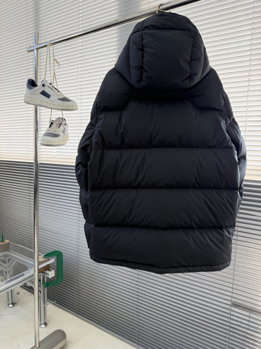 -拉夫劳伦 经典红标羽绒服尼龙面料具有良好的防风防水性能，能有效阻挡外界风雨侵入 保持内部干爽，适合在潮