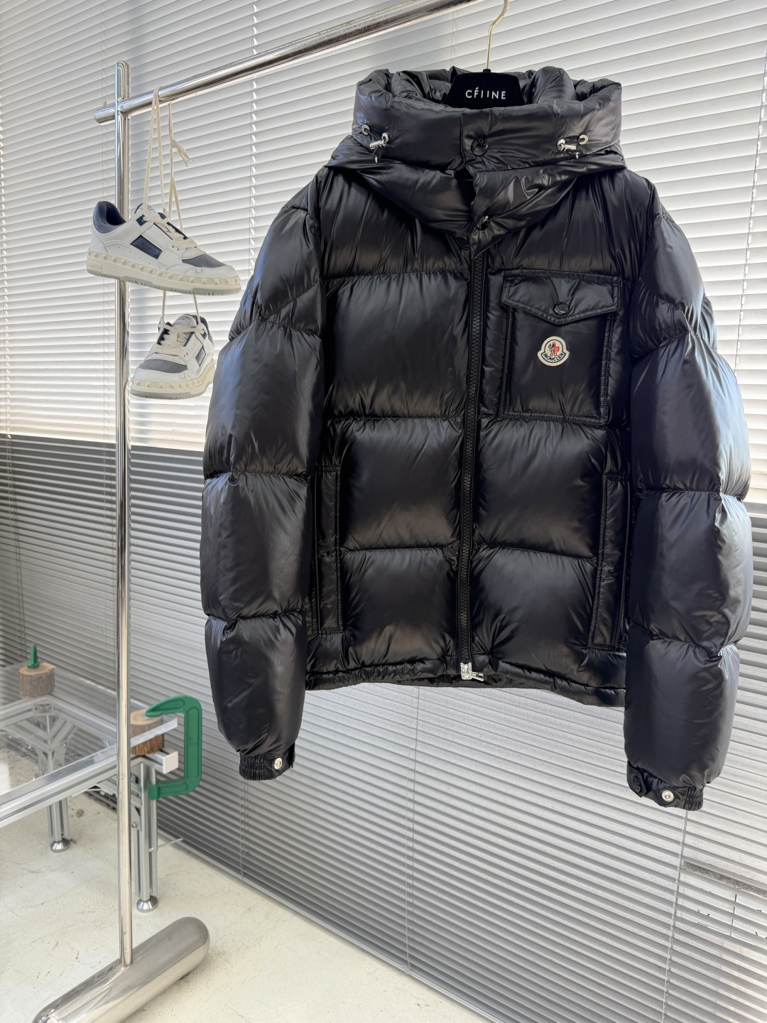 NO:657701,-mon Classic Yuhuang Mouth Mouth Counter Hot Selling Style Ribbon Fashion Maya!  !  !  Yuhuang's high-end fashion down jacket, sold through trading company channels, is the main signature item with gold characters!  Super popular model!  !  !  The highest version on the market!  !  !  Filled with 450g of down, it is undoubtedly a super hit!  In terms of styling design, it carries the typical genes and lineage of the MON family. It has simple outline lines and no complicated craftsmanship elements. It is presented in a minimalist style and is only highlighted in local details. The iconic badge icon is indispensable, and it is a soul-like design!  The outer layer of the whole body is made of Japanese professional outdoor technical fabrics from Toray Company, and the stitching is made of Japan’s top-grade FUJIX  King Line provides excellent anti-drilling velvet yarn, which also has strong waterproof and snowproof properties. The fabric configuration is extremely high. The inner filling is selected from the world's top Hungarian platinum grade Hordobagy white goose down. The high-quality velvet extracted from the belly of the white goose has a diameter of 53MM. It has extremely high bulkiness and velvet content. It has excellent resilience, exceeds the European standard environmental protection level, has no odor, and has excellent temperature locking effect and warmth retention!  The craftsmanship details are exquisite and the accessories are all supplied by customers. It is a down jacket with strong wearability. It has a full upper body and a wide age range. It can be trendy or restrained and stable. It has high moldability. It is highly recommended as a must-have tool to keep out the cold!  Size 1/2/3/4/5,,alexander wang,Moncler,jackets & coats,down jacket,alexander wang19860909-mon 经典羽皇蒙口柜台热售款 织带时尚玛雅！！！ 羽皇高端时装款羽绒服外套,贸易公司渠道货,主打的金字招牌单品！超人气爆款！！！市面最高版本！！！充绒量450g 毋庸置疑的超级爆款！在造型设计方面承载着MON家族典型的基因与血统,简约的轮廓线条,无繁复的工艺元素傍身,以极简的画风呈现,而仅在局部细节来彰显,标志性的徽章图标缺一不可,属于灵魂式的设计！ 通体外层日本Toray公司户外专业科技面料,缝线由日本顶级富士克(FUJIX KING)大王线提供,极好的防钻绒线,另外具有强大的防水防风雪特性,面料配置极高,内里填充甄选世界顶级匈牙利白金级霍尔多巴吉白鹅绒,提取的白鹅腹部高品质的绒,直径达到53MM,蓬松度和含绒量极高,回弹性优越,超欧标环保级别,无异味,锁温效果与保暖性极佳！ 工艺细节精致考究,辅料全系客供,实穿性极强的一款羽绒服,上身型格十足,年龄跨度大,可潮搭亦可内敛稳重,塑造性非常高,强荐必入的御寒穿搭利器！ 尺码1/2/3/4/5,,alexander wang,Moncler,jackets & coats,down jacket,alexander wang,Men's clothing