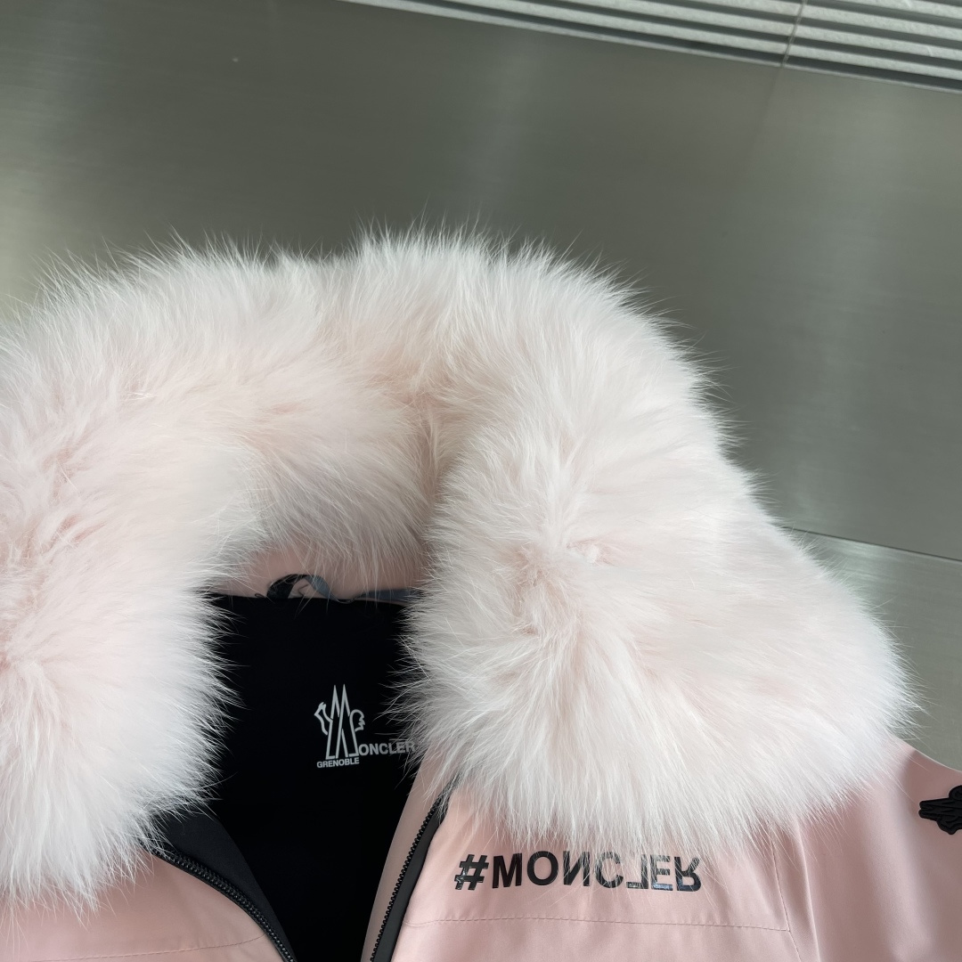-mon   新款女士滑雪外套（滑雪服狐狸毛领） 原版1:1订制五金配件全进口原版定制  欢迎专柜对比 绝对的高品质  