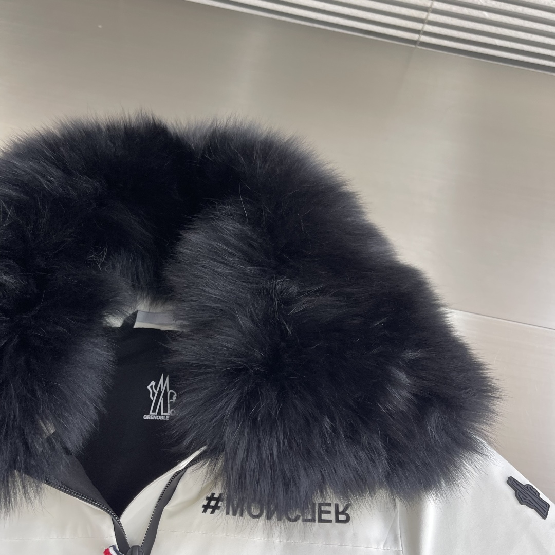 -mon   新款女士滑雪外套（滑雪服狐狸毛领） 原版1:1订制五金配件全进口原版定制  欢迎专柜对比 绝对的高品质  
