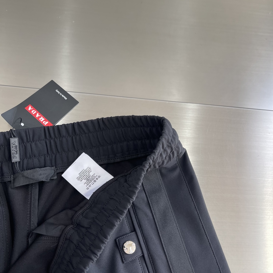-PRAD 男士尼龙织带休闲裤。 完美裤型，休闲百搭款，定制原版进口尼龙面料，手感细腻，排汗透气、两侧摁