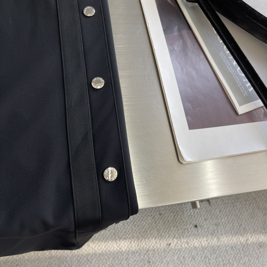 -PRAD 男士尼龙织带休闲裤。 完美裤型，休闲百搭款，定制原版进口尼龙面料，手感细腻，排汗透气、两侧摁