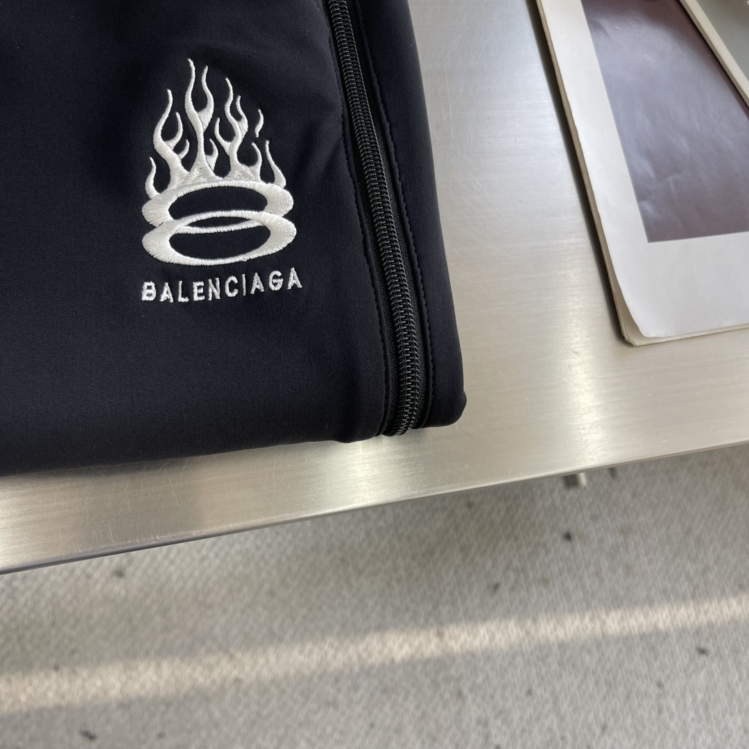 -Balenciag 25fw新款平角休闲卫裤。进口机刺绣工艺 使用先进的计算机控制系统和精密的机械部件