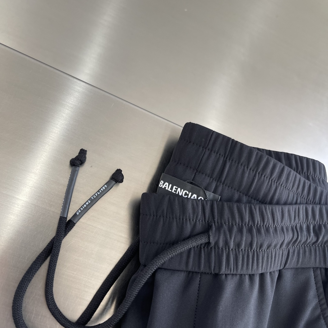 -Balenciag 25fw新款平角休闲卫裤。进口机刺绣工艺 使用先进的计算机控制系统和精密的机械部件