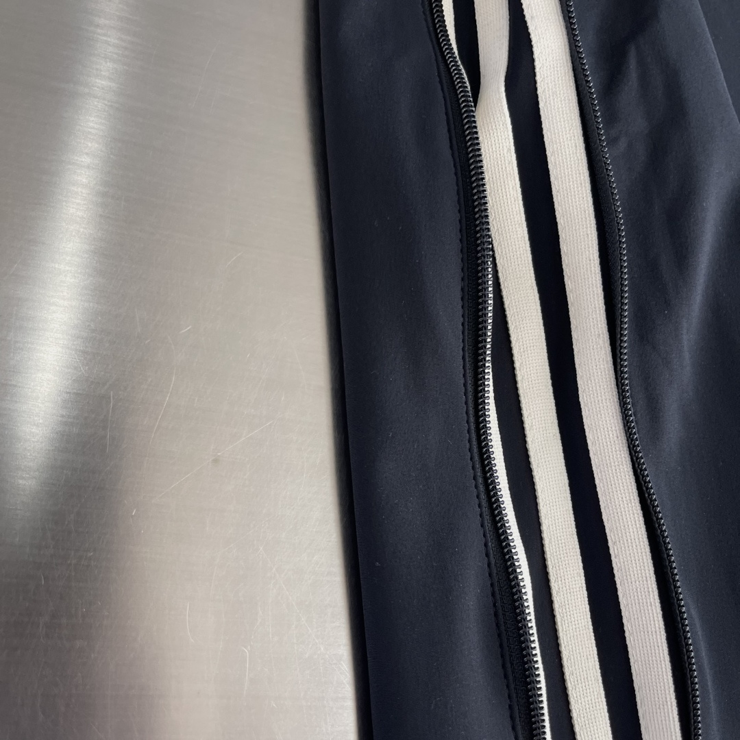 -Balenciag 25fw新款平角休闲卫裤。进口机刺绣工艺 使用先进的计算机控制系统和精密的机械部件