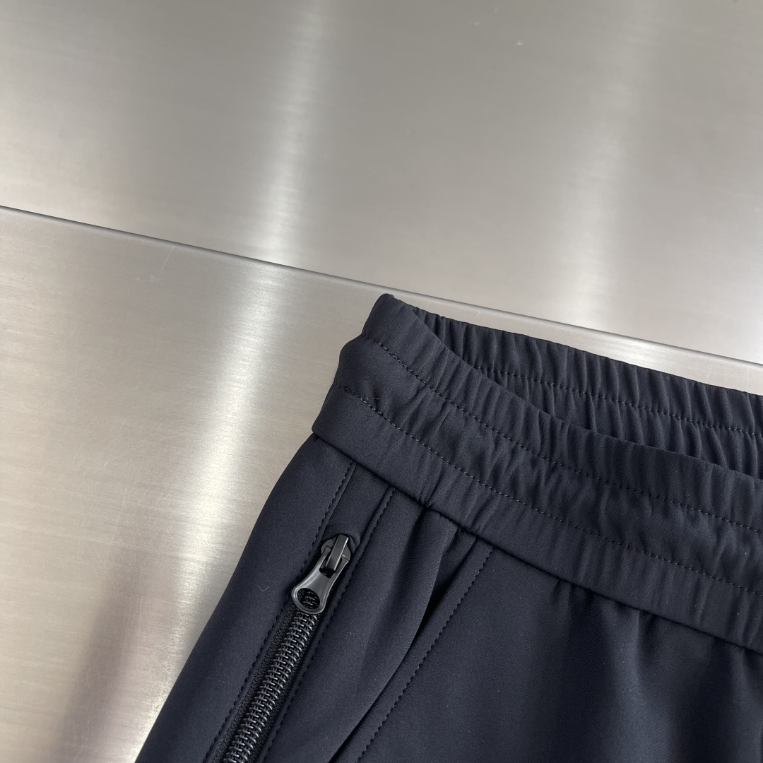 -Balenciag 25fw新款平角休闲卫裤。进口机刺绣工艺 使用先进的计算机控制系统和精密的机械部件