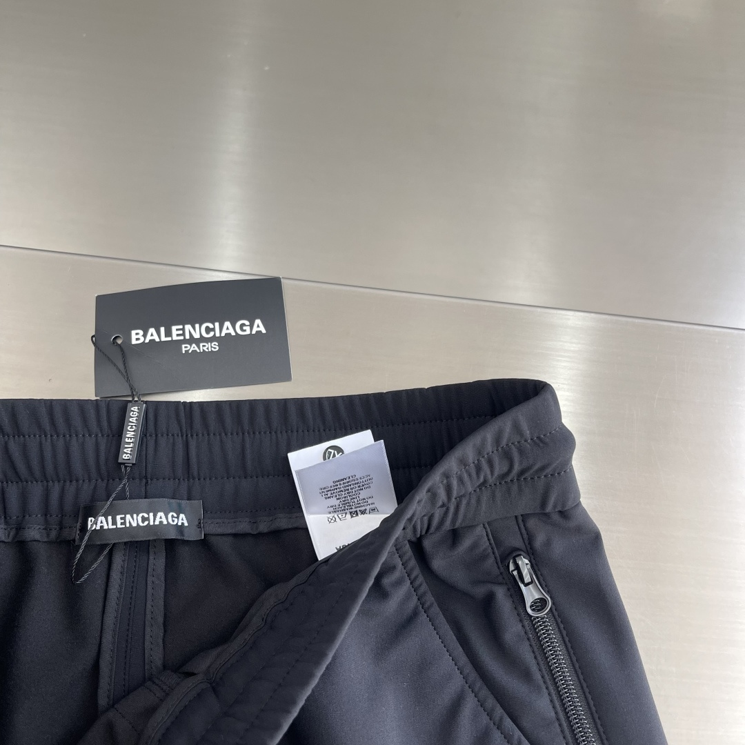 -Balenciag 25fw新款平角休闲卫裤。进口机刺绣工艺 使用先进的计算机控制系统和精密的机械部件