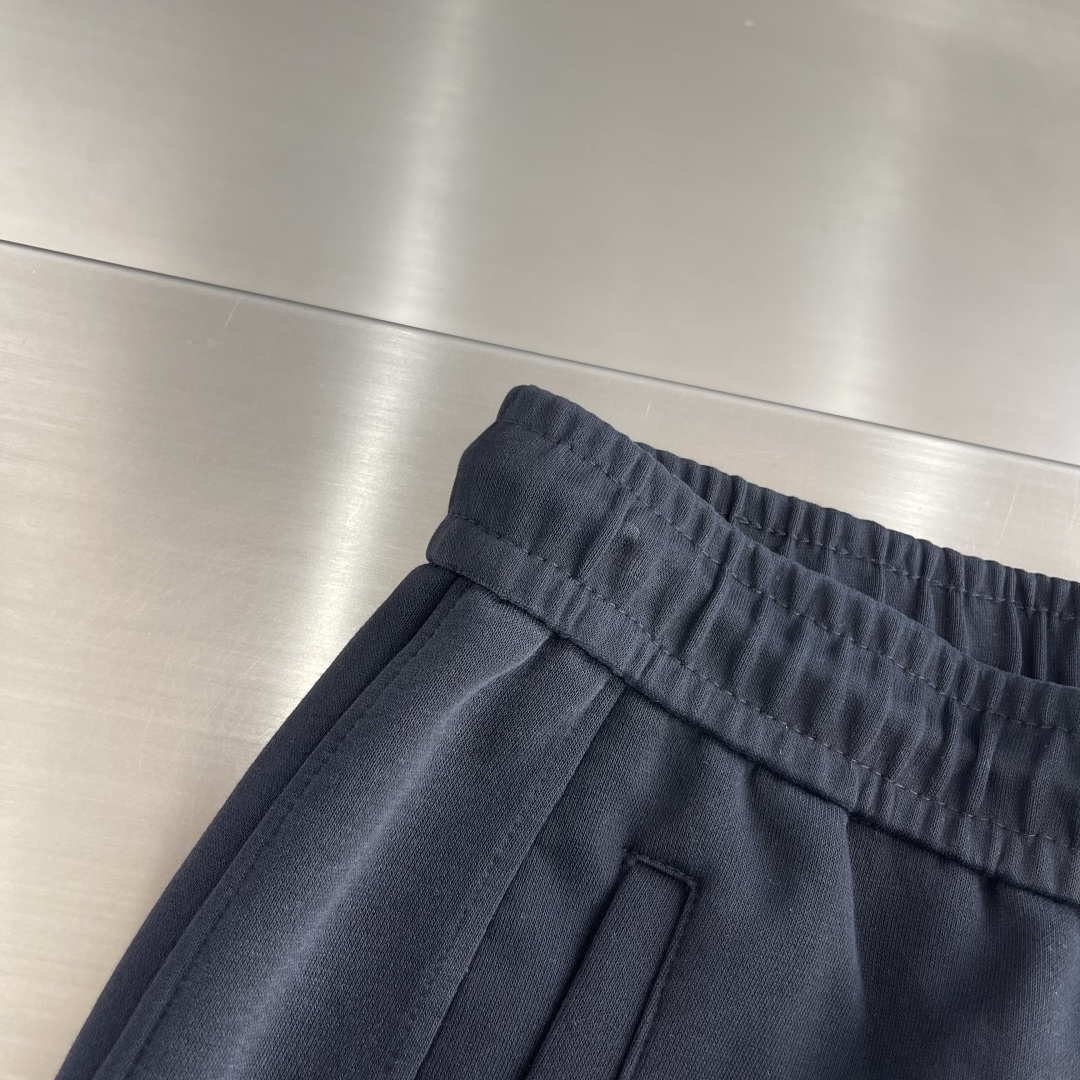 -驴牌 这条V登颠覆舒适的想象….保暖 紧密面膜舒适度。 近似肤感的“空气层”莫代尔纤维材质，柔滑触感让