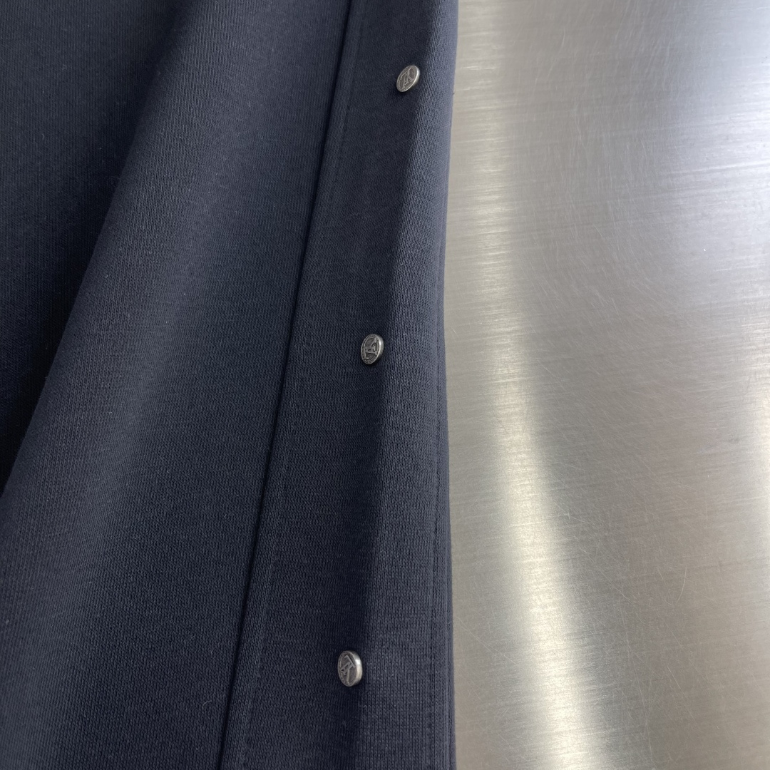 -驴牌 这条V登颠覆舒适的想象….保暖 紧密面膜舒适度。 近似肤感的“空气层”莫代尔纤维材质，柔滑触感让