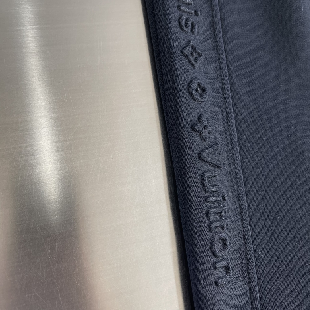 -驴牌 这条V登颠覆舒适的想象….保暖 紧密面膜舒适度。 近似肤感的“空气层”莫代尔纤维材质，柔滑触感让