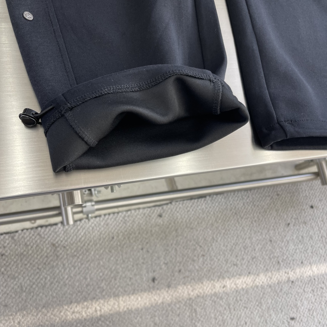 -驴牌 这条V登颠覆舒适的想象….保暖 紧密面膜舒适度。 近似肤感的“空气层”莫代尔纤维材质，柔滑触感让