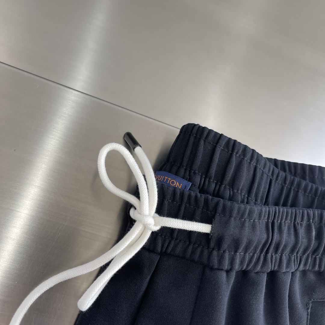 -驴牌 这条V登颠覆舒适的想象….保暖 紧密面膜舒适度。 近似肤感的“空气层”莫代尔纤维材质，柔滑触感让