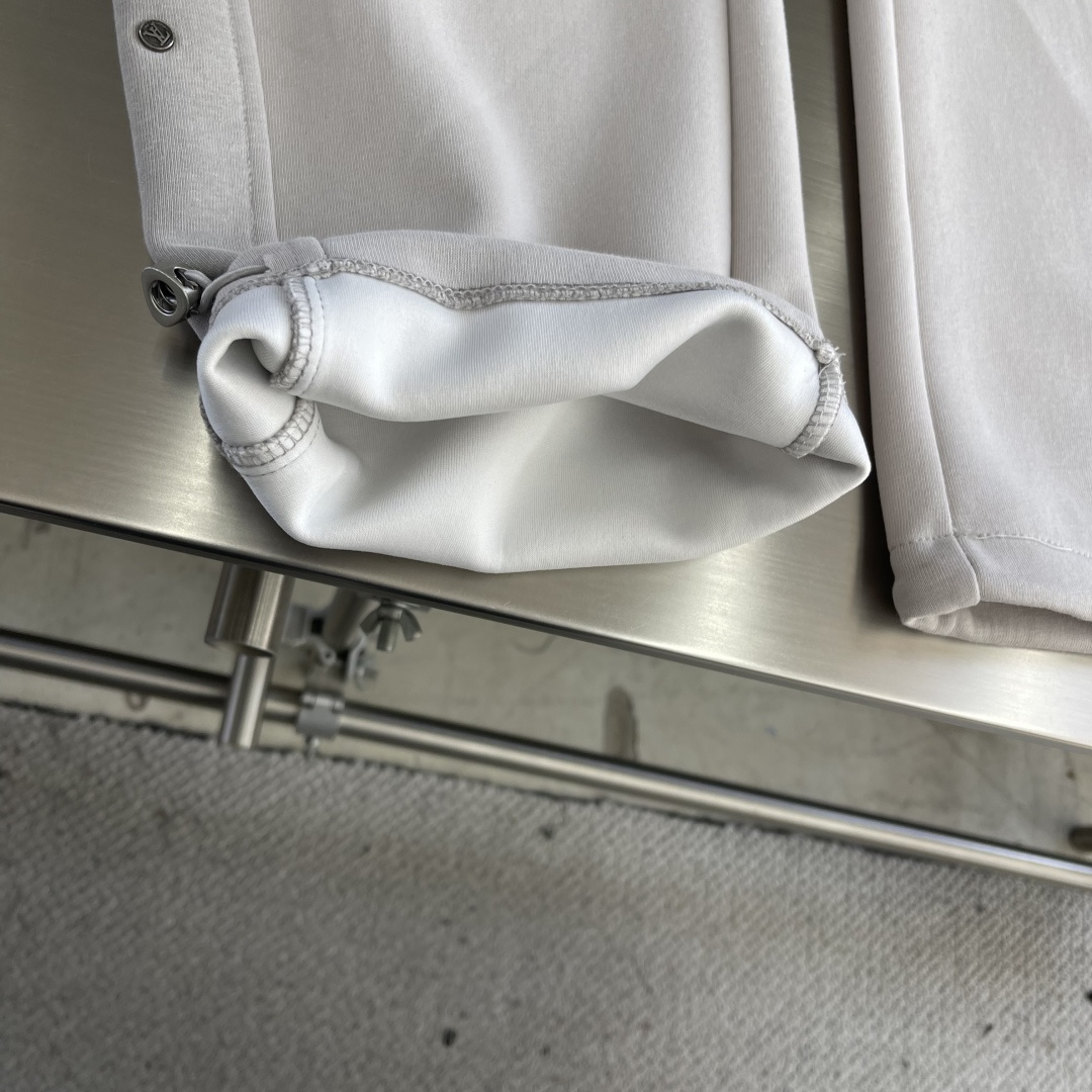 -驴牌 这条V登颠覆舒适的想象….保暖 紧密面膜舒适度。 近似肤感的“空气层”莫代尔纤维材质，柔滑触感让