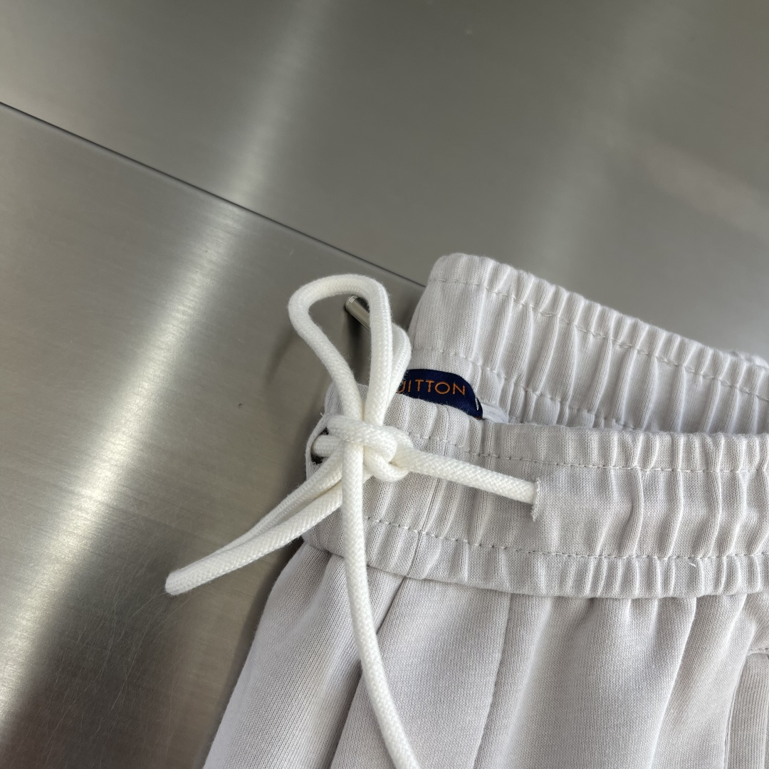 -驴牌 这条V登颠覆舒适的想象….保暖 紧密面膜舒适度。 近似肤感的“空气层”莫代尔纤维材质，柔滑触感让