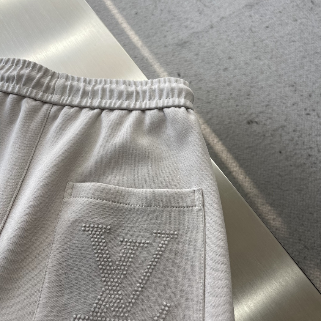 -驴牌 这条V登颠覆舒适的想象….保暖 紧密面膜舒适度。 近似肤感的“空气层”莫代尔纤维材质，柔滑触感让