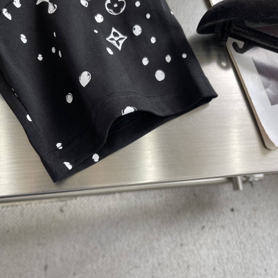 -驴牌 26ss涂鸦短袖棉质平纹针织T恤采用勾毛刺绣手法精心制作，是秋冬季搭配外套轻松易穿的单品。秋冬系