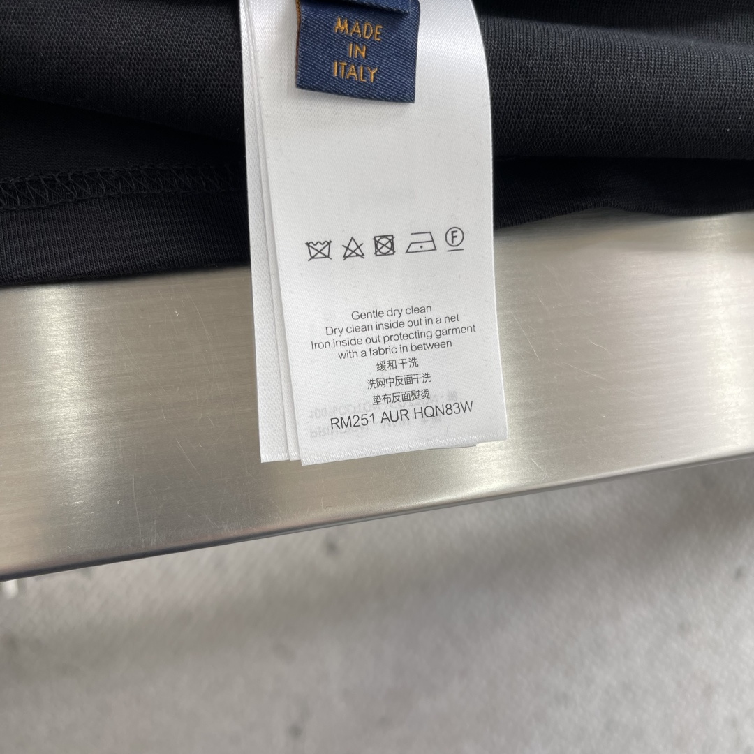 -驴牌 26ss涂鸦短袖棉质平纹针织T恤采用勾毛刺绣手法精心制作，是秋冬季搭配外套轻松易穿的单品。秋冬系