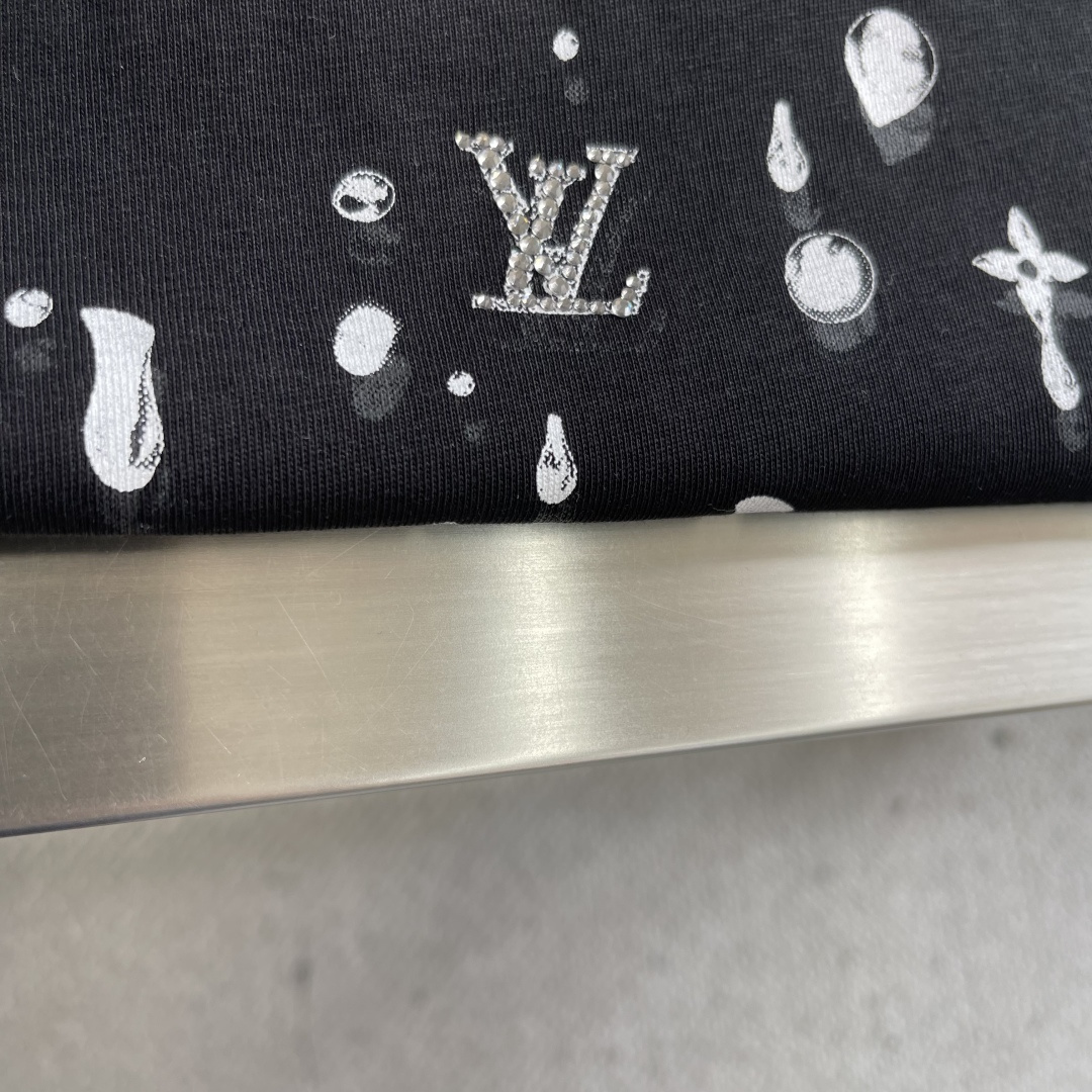 -驴牌 26ss涂鸦短袖棉质平纹针织T恤采用勾毛刺绣手法精心制作，是秋冬季搭配外套轻松易穿的单品。秋冬系