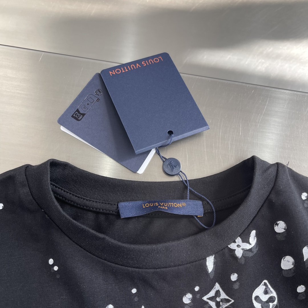 -驴牌 26ss涂鸦短袖棉质平纹针织T恤采用勾毛刺绣手法精心制作，是秋冬季搭配外套轻松易穿的单品。秋冬系