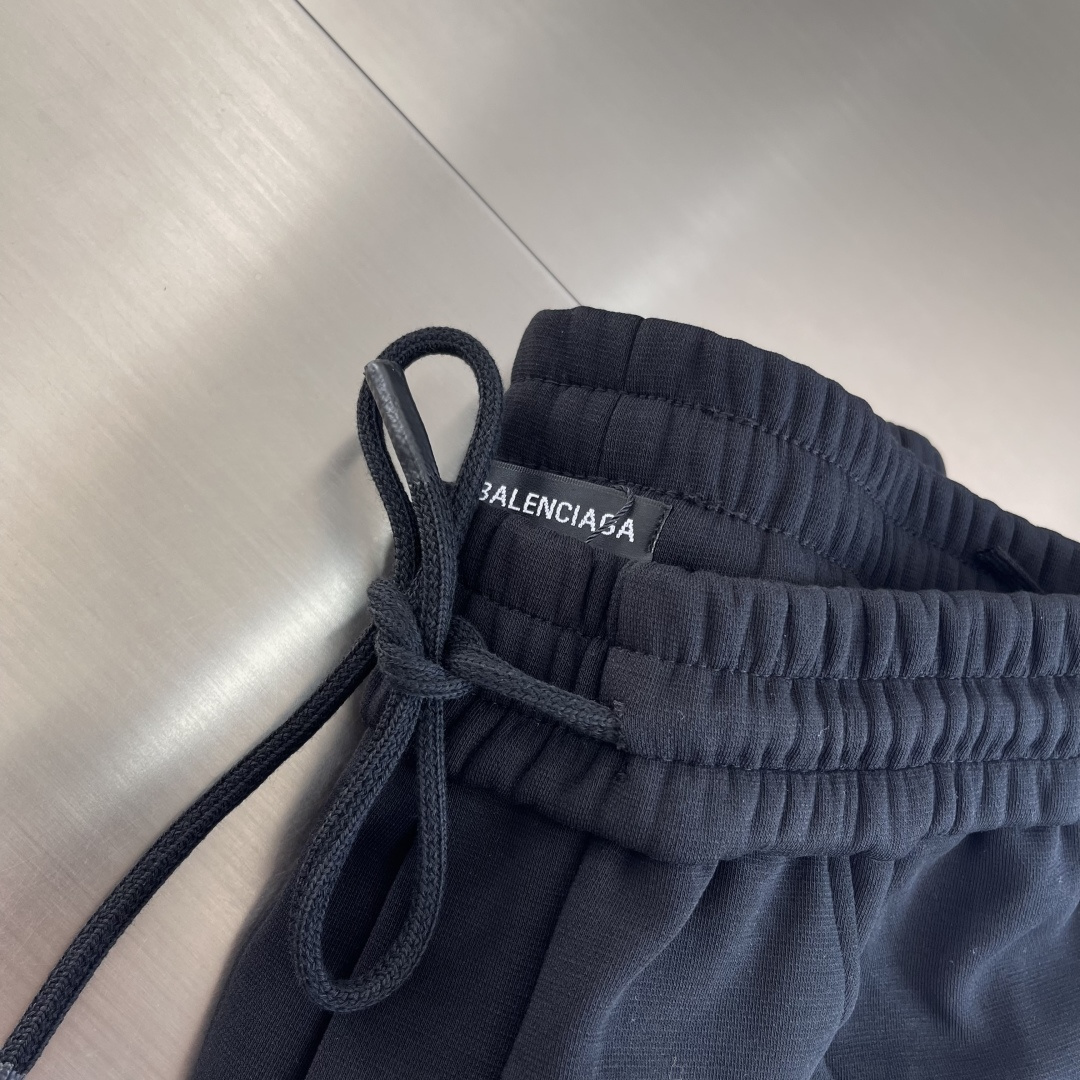 -Balenciag 新款抓绒卫裤。25fw新款🔥休闲裤，拖地裤 今年最流行面料 上身非常简单帅气有型的