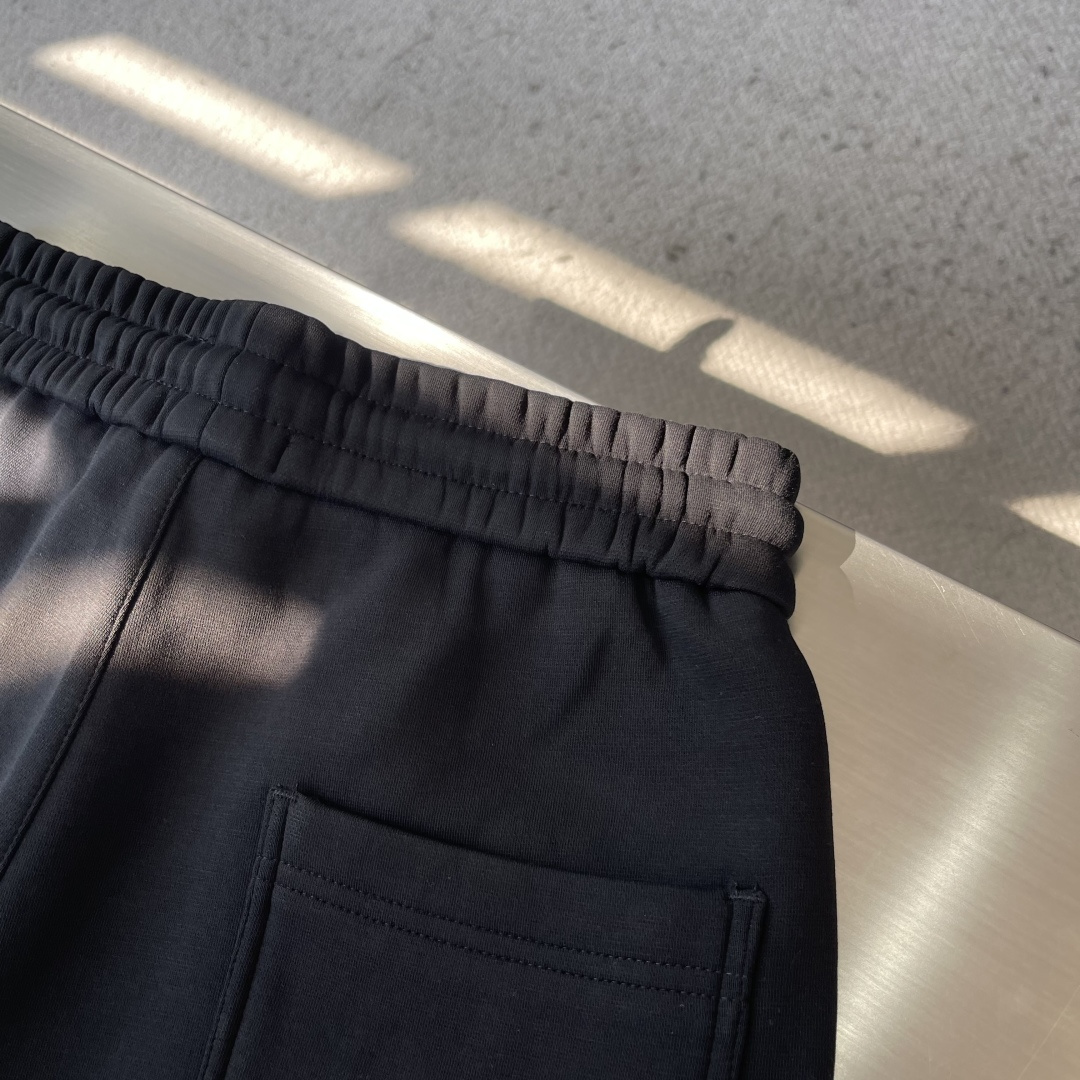 -Balenciag 新款抓绒卫裤。25fw新款🔥休闲裤，拖地裤 今年最流行面料 上身非常简单帅气有型的