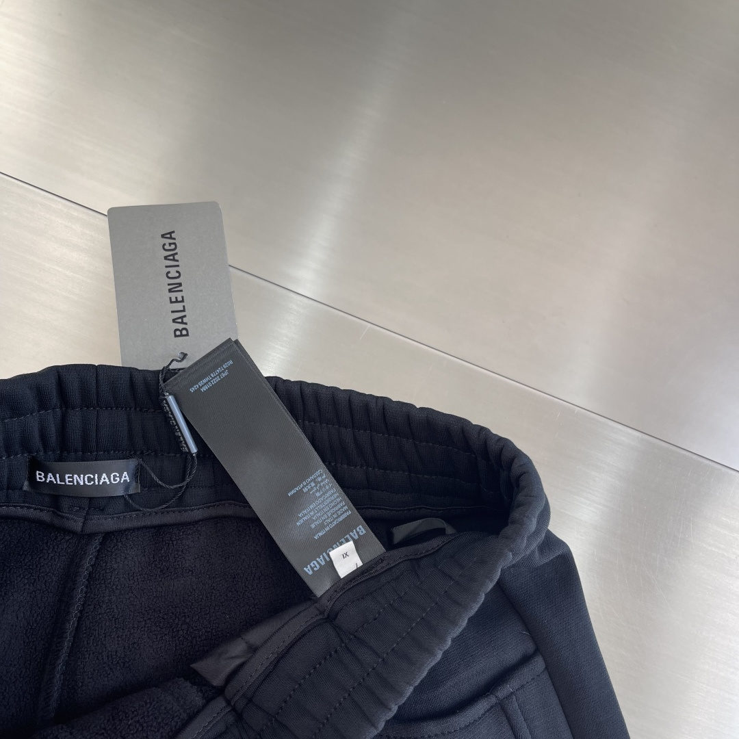 -Balenciag 新款抓绒卫裤。25fw新款🔥休闲裤，拖地裤 今年最流行面料 上身非常简单帅气有型的