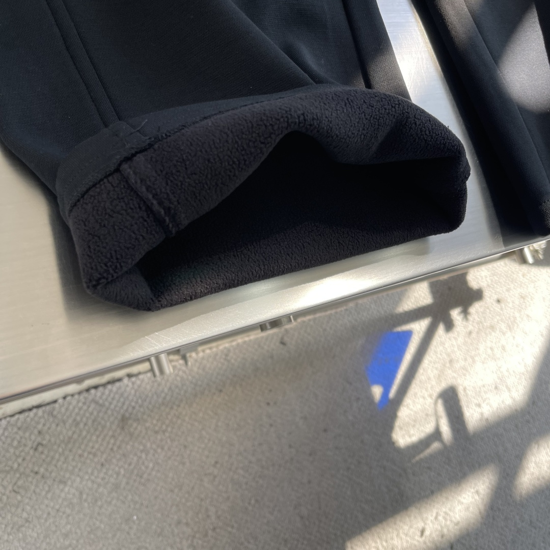 -Balenciag 新款抓绒卫裤。25fw新款🔥休闲裤，拖地裤 今年最流行面料 上身非常简单帅气有型的