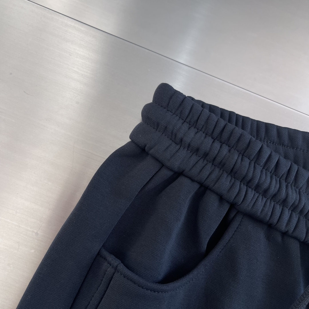 -Balenciag 新款抓绒卫裤。25fw新款🔥休闲裤，拖地裤 今年最流行面料 上身非常简单帅气有型的