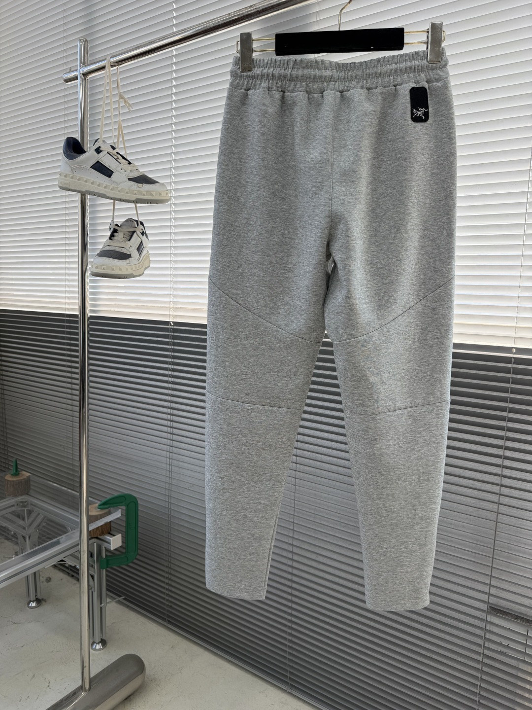 -🐦 鸟家 2025秋冬 男子 软壳冲锋卫裤鸟家户外运动休闲卫裤面料在纺织过程中加入经纬状分布的“筋络”