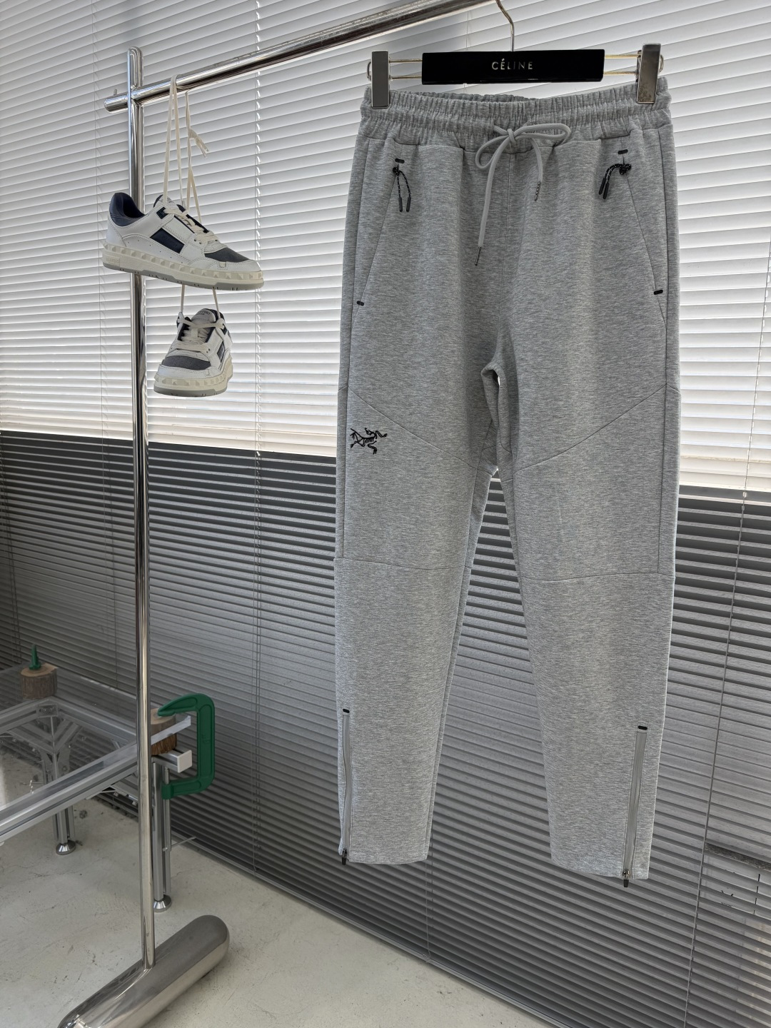 -🐦 鸟家 2025秋冬 男子 软壳冲锋卫裤鸟家户外运动休闲卫裤面料在纺织过程中加入经纬状分布的“筋络”