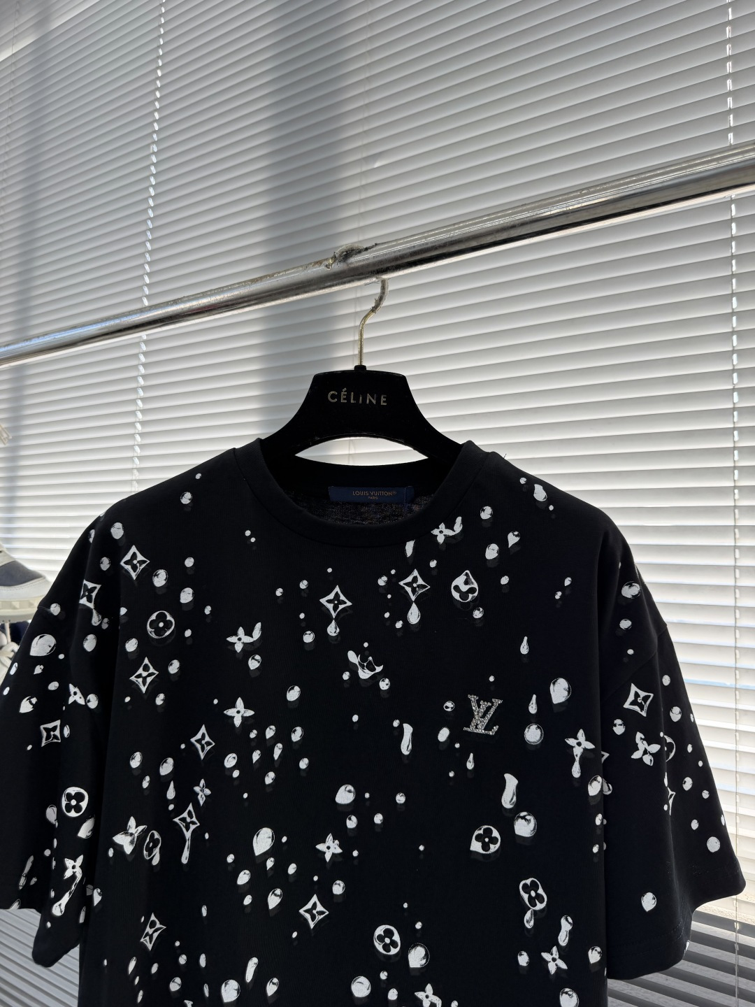 -驴牌 26ss涂鸦短袖棉质平纹针织T恤采用勾毛刺绣手法精心制作，是秋冬季搭配外套轻松易穿的单品。秋冬系