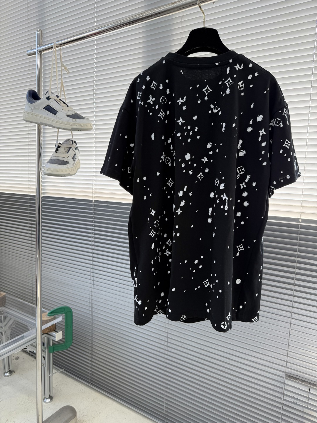 -驴牌 26ss涂鸦短袖棉质平纹针织T恤采用勾毛刺绣手法精心制作，是秋冬季搭配外套轻松易穿的单品。秋冬系