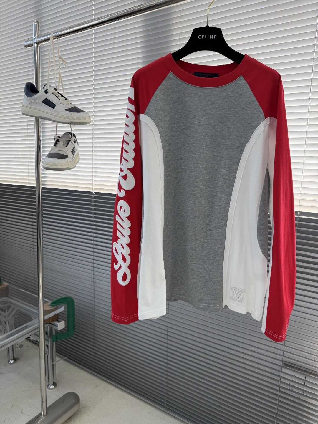 -驴牌 26ss SKI滑雪系列撞色拼接打底衣：先锋细节，一衣解锁雪场奢潮，灰、白、红三色交织出未来感视