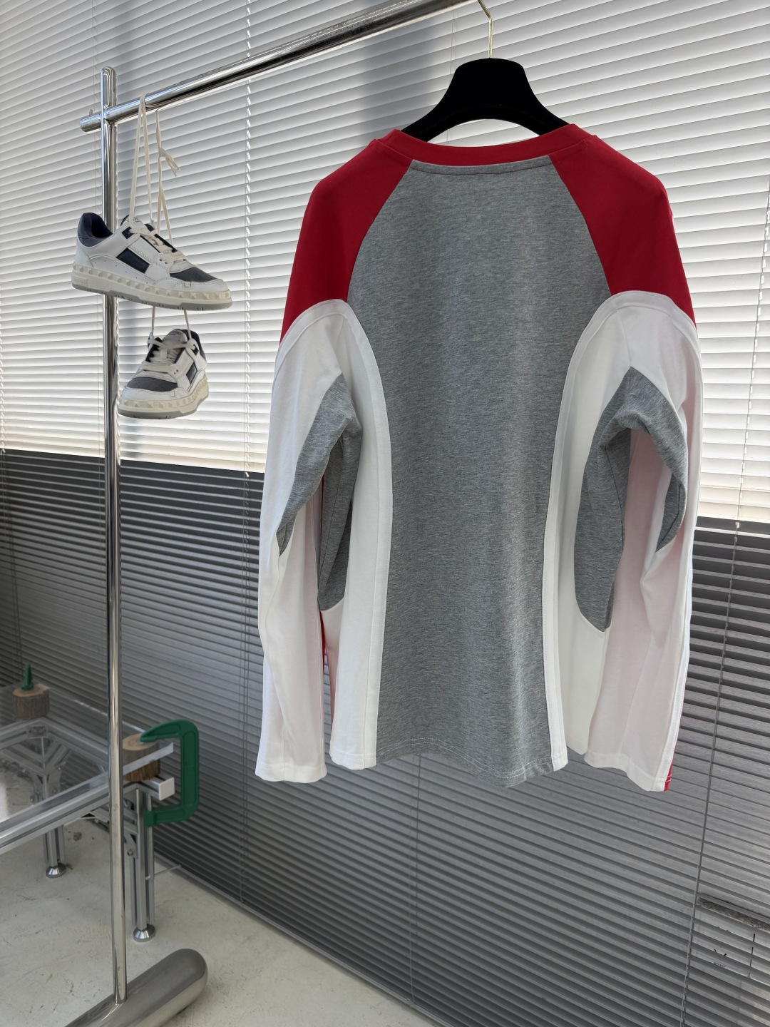 -驴牌 26ss SKI滑雪系列撞色拼接打底衣：先锋细节，一衣解锁雪场奢潮，灰、白、红三色交织出未来感视