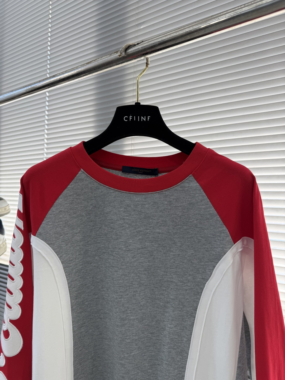 -驴牌 26ss SKI滑雪系列撞色拼接打底衣：先锋细节，一衣解锁雪场奢潮，灰、白、红三色交织出未来感视