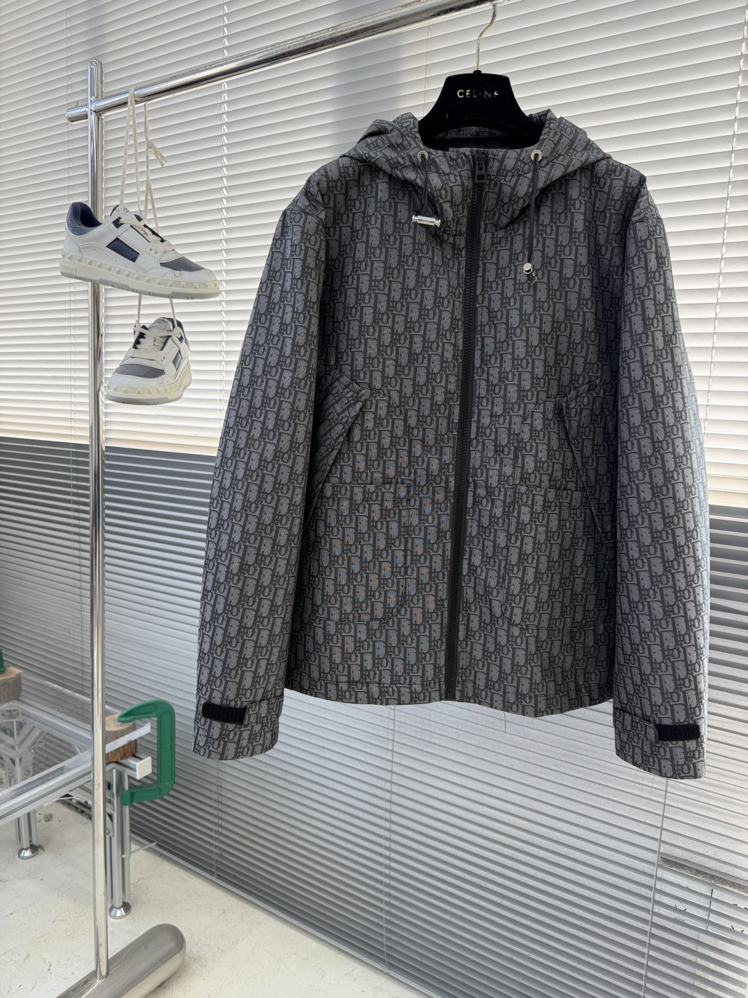 NO:743370,The highest version on the market, the girl will inspect the goods, trim the three marks on the threads, and ship the goods. You can send pictures and take videos. If you want quality or service, please add me on WeChat. We will not accept urgent orders. -Dio's new taffeta technical jacquard fabric Obliq... Hooded Jacket This hooded jacket is decorated with classic Oblique  Printed. Carefully made of blue taffeta technical jacquard fabric, with front zipper closure, two flap pockets and two snap button patch pockets. The drawstring hood design can create a good protective effect. Embellished with embroidery of the little bee logo, it can be matched with other Oblique printed items to create a refined casual look. Same size for men and women Size: S M L XL Length 67697173 Bust 112 116 120 124  Shoulder width 47.5 49 50.5 52, Dior-clothing, dior, dior, jackets & coats, hats,19860909市面最高版本小妹验货、修剪线头上三标、发货可发图及拍视频,要品质要服务的加我微信,不接急单. -Dio 新款塔夫绸科技提花面料 Obliq...连帽夹克这款连帽夹克饰以经典的Oblique 印花.采用蓝色塔夫绸科技提花面料精心制作,搭配正面拉链开合、两个翻盖口袋和两个按扣贴袋,抽绳风帽设计可打造良好的防护效果.点缀以小蜜蜂标识刺绣,可与其他Oblique 印花单品搭配,打造精致的休闲造型. 男女同款 码数:S M L XL 衣长67697173 胸围 112 116 120 124 肩宽47.5 49 50.5 52,迪奥-服装,dior,dior,jackets & coats,hats,,Women's clothing