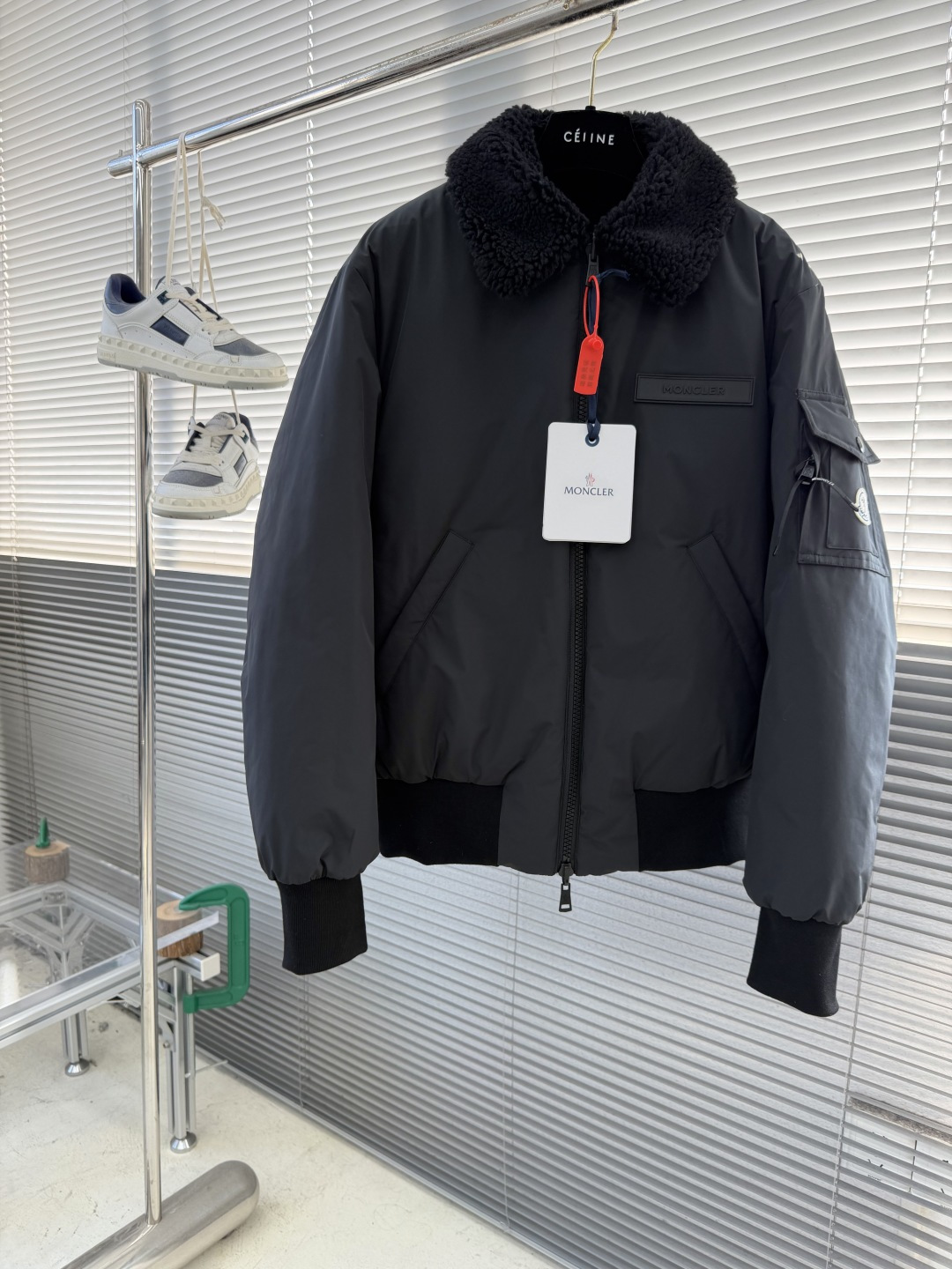 NO:700885,-mon double-sided pilot down jacket, custom-made soft matte brocade fabric and teddy velvet, using the new national standard 90 white duck down (welcome to test), full of down, full of warmth, light and fluffy, with a pure and ultimate black tone, exuding an irresistible charm. The fashion code is hidden on both sides to unlock multiple styles. One side is matte like the deep night, cold and neat, outlining modern simplicity. The other side is made of teddy velvet, like dark night velvet flowers, soft and mysterious.  The smudged retro warmth, the iconic Moncler logo appears on the sleeves, fully recognizable, the style can be switched at will, chic and free, showing nobility, subverting the traditional avant-garde design, redefining the boundaries of winter fashion, becoming the most intimate companion in winter. Computer mechanical down filling, priority is given to making liner paper patterns to determine the filling area, and the weight of down per square meter is determined according to the original three-dimensional effect, thereby calculating the amount of down filling for each piece.  The computer down filling machine uses a digital weighing sheet to achieve stable measurement. The computer template machine lines the lines. The line process of the computer template machine shows extremely high neatness and smoothness. The craftsman accurately controls the size during the operation to ensure that each line meets the design requirements. The lines of the entire template are smooth and unified, neat and beautiful. Ergonomic three-dimensional cutting returns to traditional craft techniques. Through the technical techniques of segmentation, folding, shrinking and stretching, the so-called slow work and fine work are respect for the material and the pursuit of feel.  Complex workmanship, cumbersome, slow timeliness, high loss, manual reloading and opening, for high-density and heavy teddy velvet fabrics, using special bone needles to accurately lift out the three-dimensional structure of the bag mouth on the back of the fabric. It is a two-stage operation of single-layer basic shaping and multi-layer edge reinforcement. Double-sided wearable. Free matching. Size 1/2/3/4. Bust 128 132 136 140. Length 65676971. Shoulder width 49 50.5.  52 53.5,Moncler,down jacket,19860909-mon双面飞行员羽绒服 定制柔绒哑光锦织料 以及泰迪绒 使用新国标90白鸭绒(欢迎检测) 冲绒量十足 保暖十足 轻盈蓬松 以纯粹而极致的黑色调 散发着令人难以抗拒的魅力 双面皆藏时尚密码 解锁多元风格 一面以哑光如深沉夜幕 冷峻而利落 勾勒现代简约 另一面以泰迪绒如暗夜绒花 柔软且神秘 晕染复古温情 标志性Moncler标识标呈现于手袖处 辨识度十足 风格随意切换 潇洒自如 尽显尊贵 以颠覆传统的先锋设计 重新定义冬日时尚的边界 成为冬日最贴心的伴侣 电脑机械充绒 优先通过制作内胆纸样 以确定充绒区域按照原版立体效果来确定每平方米羽绒的克重 从而计算出每个裁片的充绒量 电脑充绒机采用数字式称重单实现稳定计量 电脑模板机行线 电脑模板机的行线工艺呈现出极高的工整度和平顺性 工艺师在操作过程中对尺寸的精确控制 确保每一条行线都符合设计要求 整个模板的线条流畅而统一 整洁美观 人体学立体裁剪 回归传统工艺手法 通过分割 折叠 抽缩 拉展技术手法 所谓慢工出细活 是对材料的尊重 对手感的追求 做工复杂 繁琐 时效慢 损耗高 人工重装开袋 针对泰迪绒高密度厚重面料 通过专用骨针在面料背面精准抬出袋口立体结构 分单层基础塑形与多层边缘加固两阶段操作 双面可穿 自由搭配 尺码1/2/3/4 胸围 128 132 136 140 衣长65676971 肩宽49 50.5 52 53.5,蒙口-服装,Moncler,down jacket,,Women's clothing