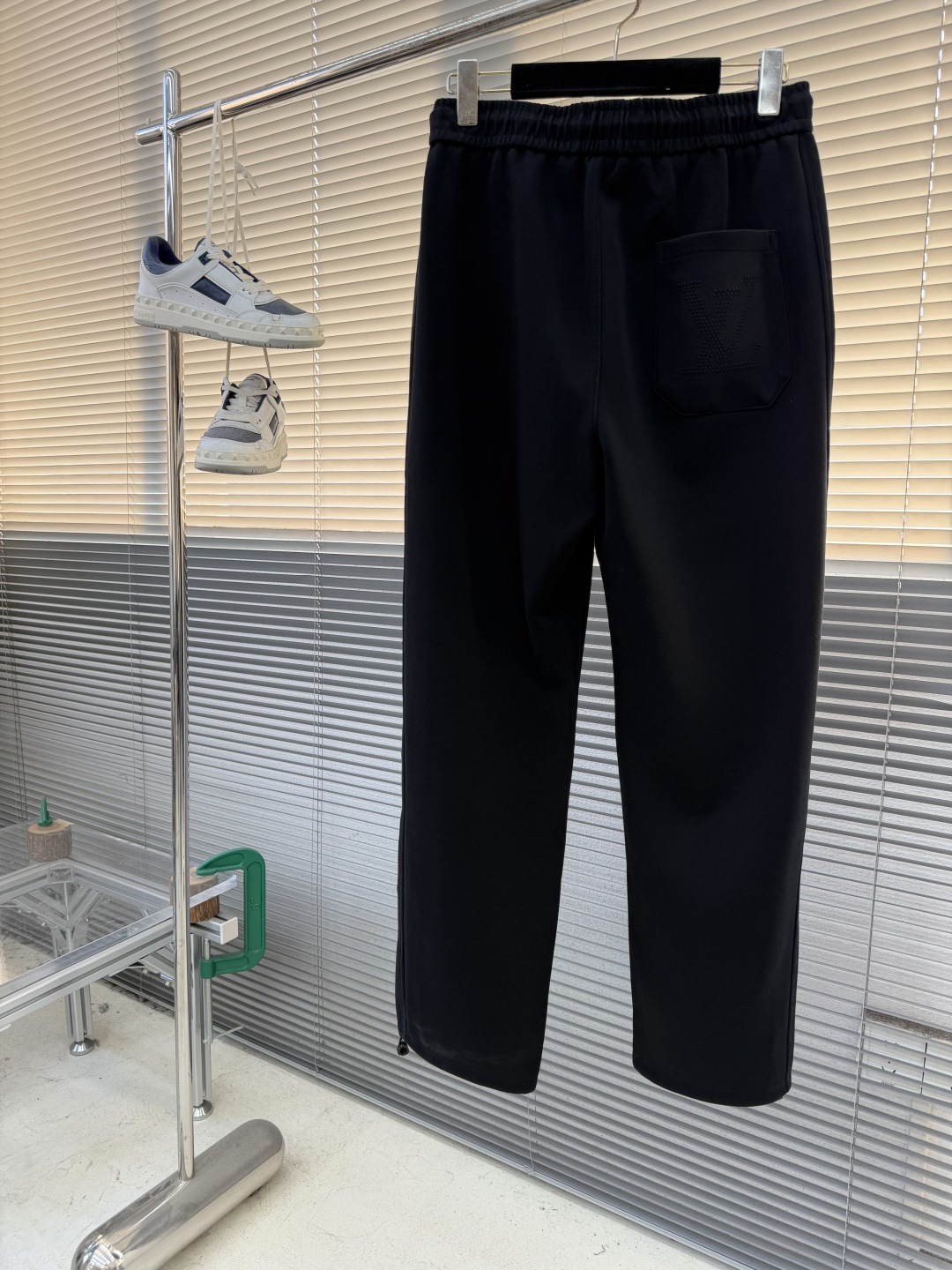 -驴牌 这条V登颠覆舒适的想象….保暖 紧密面膜舒适度。 近似肤感的“空气层”莫代尔纤维材质，柔滑触感让