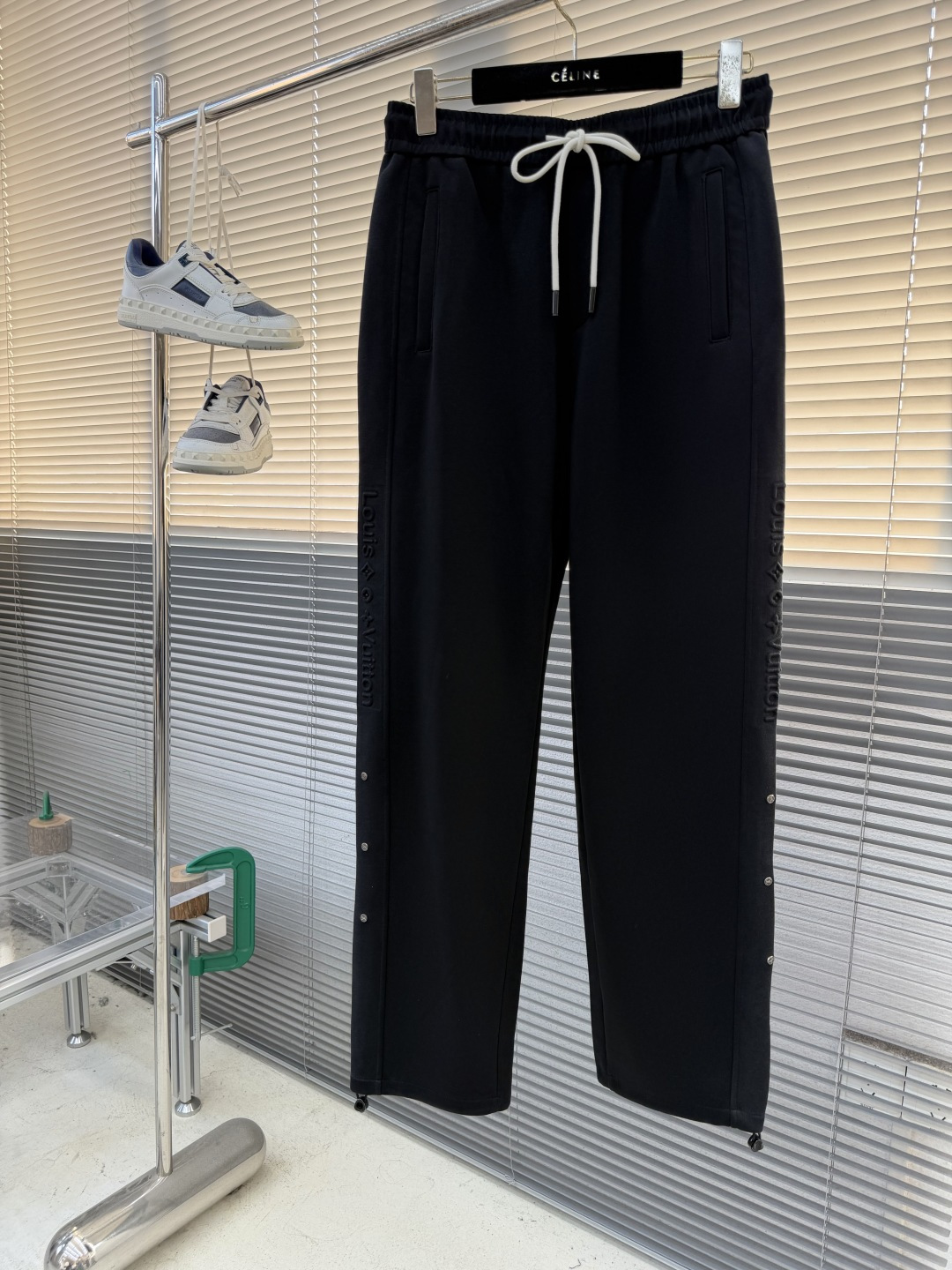 -驴牌 这条V登颠覆舒适的想象….保暖 紧密面膜舒适度。 近似肤感的“空气层”莫代尔纤维材质，柔滑触感让