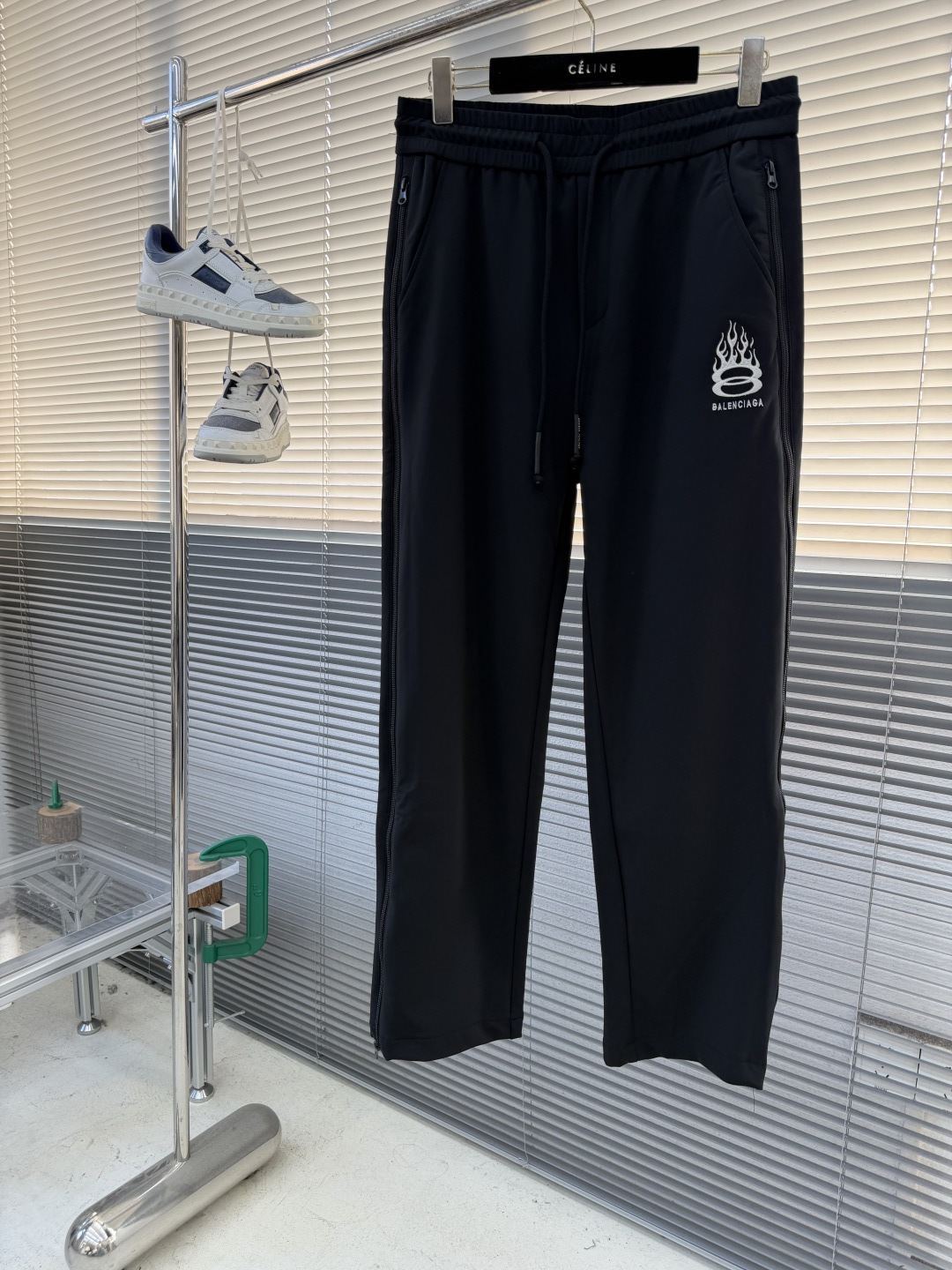 -Balenciag 25fw新款平角休闲卫裤。进口机刺绣工艺 使用先进的计算机控制系统和精密的机械部件