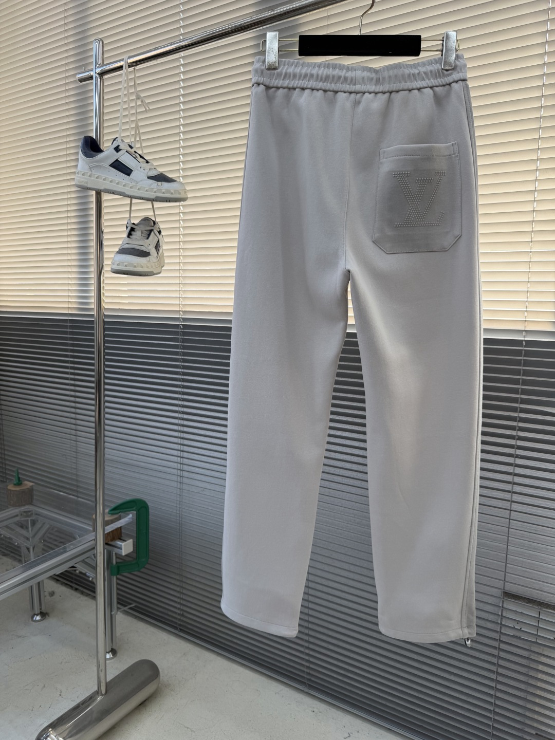 -驴牌 这条V登颠覆舒适的想象….保暖 紧密面膜舒适度。 近似肤感的“空气层”莫代尔纤维材质，柔滑触感让