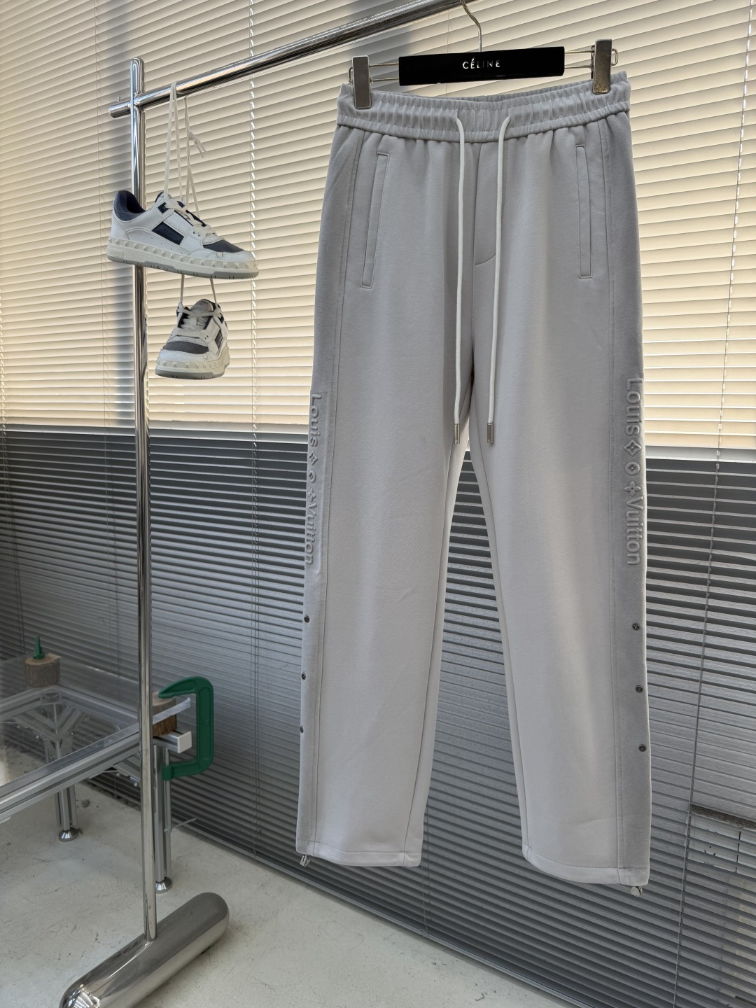 -驴牌 这条V登颠覆舒适的想象….保暖 紧密面膜舒适度。 近似肤感的“空气层”莫代尔纤维材质，柔滑触感让