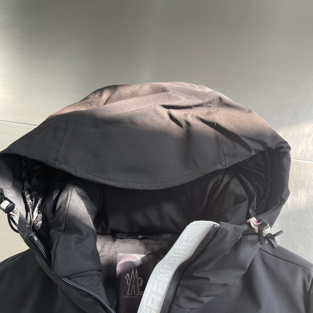 -mon Grenoble Arcesaz短款羽绒服,专为滑雪等户外运动设计,科技尼龙面料防风防水,四向弹力面料让活 -mon Grenoble Arcesaz短款羽绒服,专为滑雪等户外运动设计,科技尼龙面料防风防水,四向弹力面料让活
