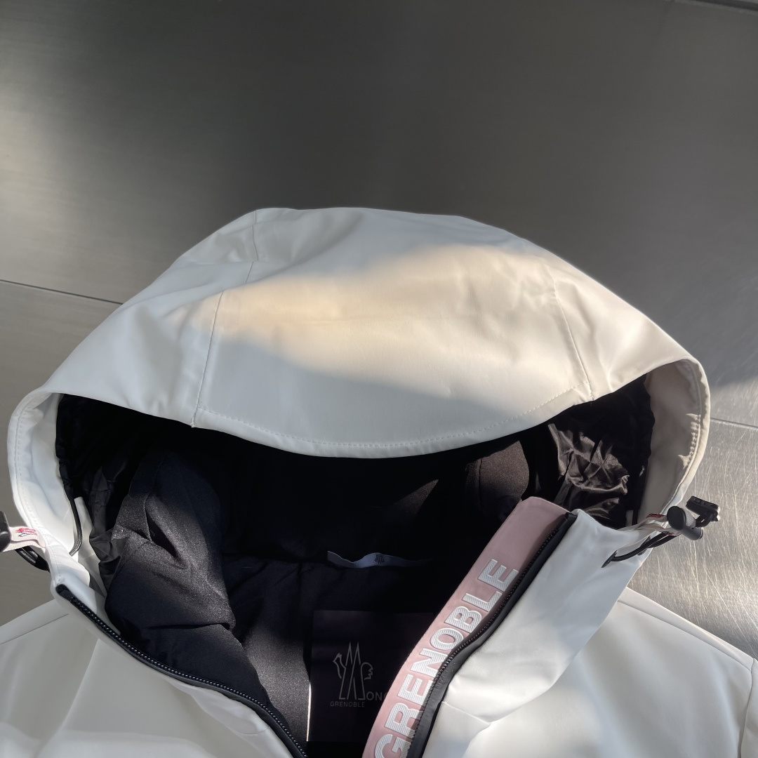 -mon Grenoble Arcesaz短款羽绒服,专为滑雪等户外运动设计,科技尼龙面料防风防水,四向弹力面料让活 -mon Grenoble Arcesaz短款羽绒服,专为滑雪等户外运动设计,科技尼龙面料防风防水,四向弹力面料让活