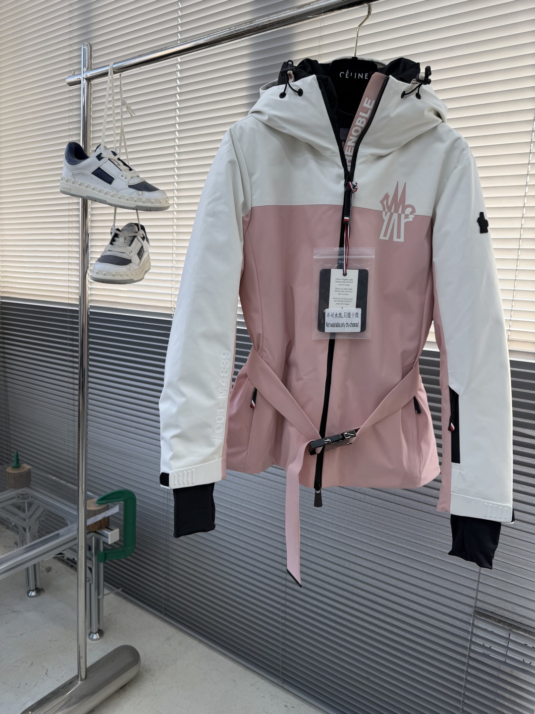 -mon   Grenoble Arcesaz短款羽绒服，专为滑雪等户外运动设计，科技尼龙面料防风防水，四向弹力面料让活