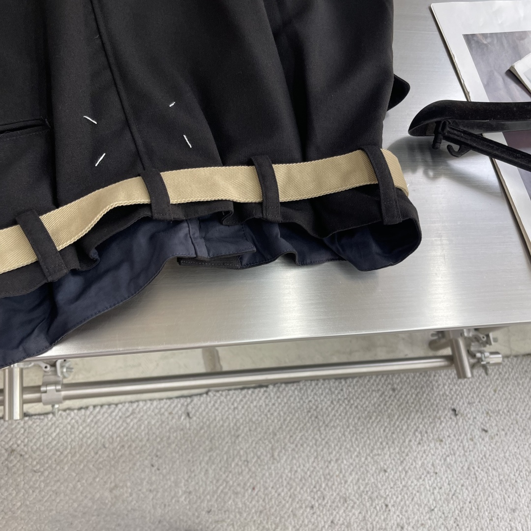 -Maison Margiela MM6 明线直筒休闲裤 定制珀光细梭羊毛丝绒料 轻盈柔软 舒适贴肤 以一袭纯粹黑 -Maison Margiela MM6 明线直筒休闲裤 定制珀光细梭羊毛丝绒料 轻盈柔软 舒适贴肤 以一袭纯粹黑
